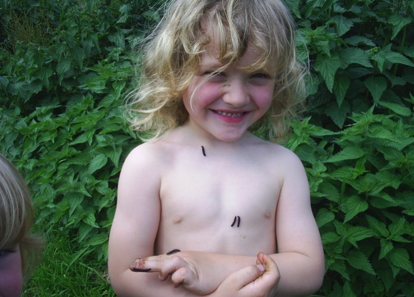 Foto - Junge mit Raupen vom Admiral - Schmetterling